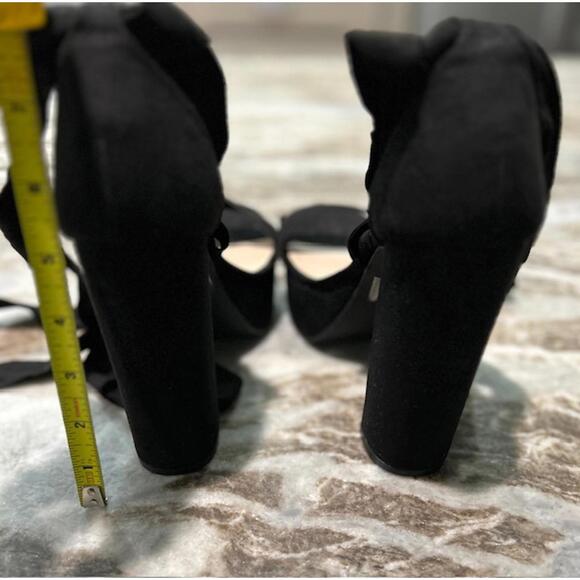 ✨ Fashion Nova Super Sexy Black Criss‑Cross Ankle Wrap Sandal 5" Block Heels - Picture 4 of 6